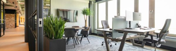 Interieur styling kantoorruimte met bureau stoelen